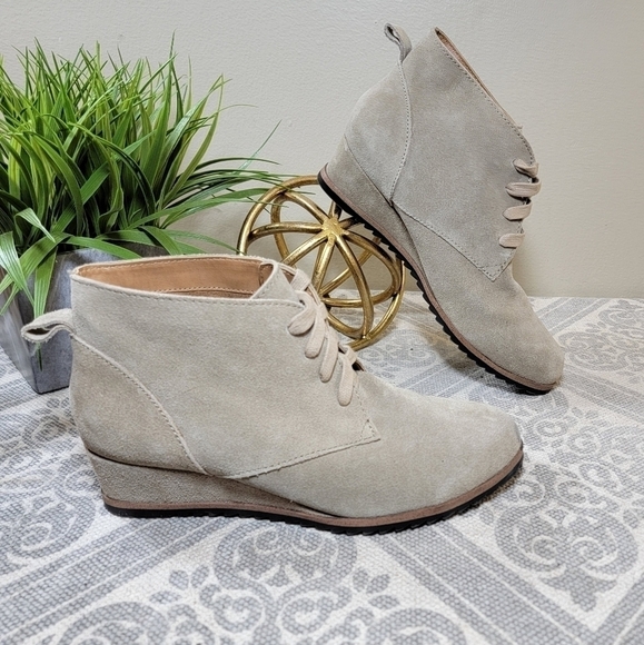 Susina | 7 'Reid' Suede Lace-Up Wedge Booties ankle boots - Picture 2 of 15